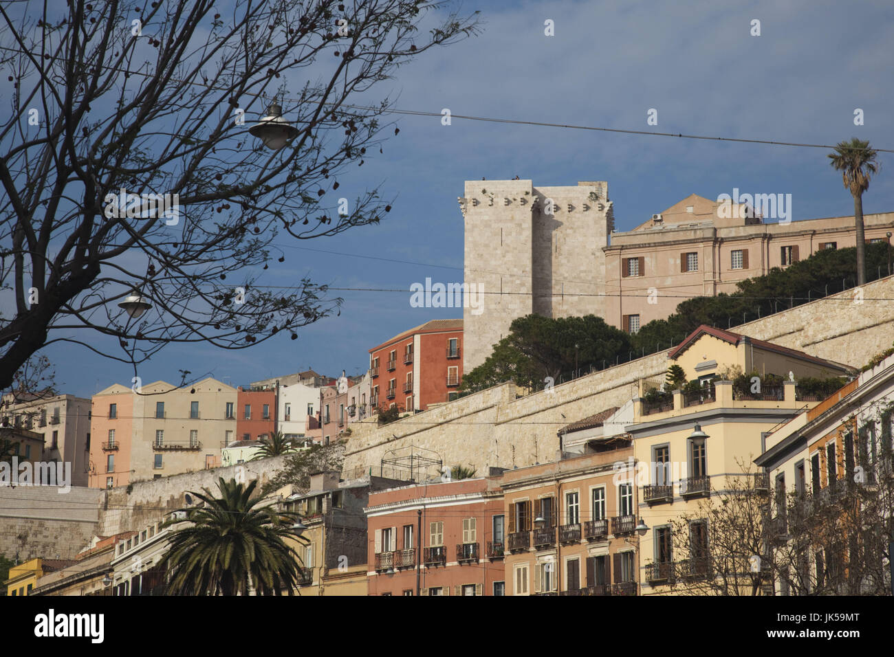 Italien, Sardinien, Cagliari, Il Castello Altstadt und Torre DellElefante Turm von Piazza Yenne Stockfoto