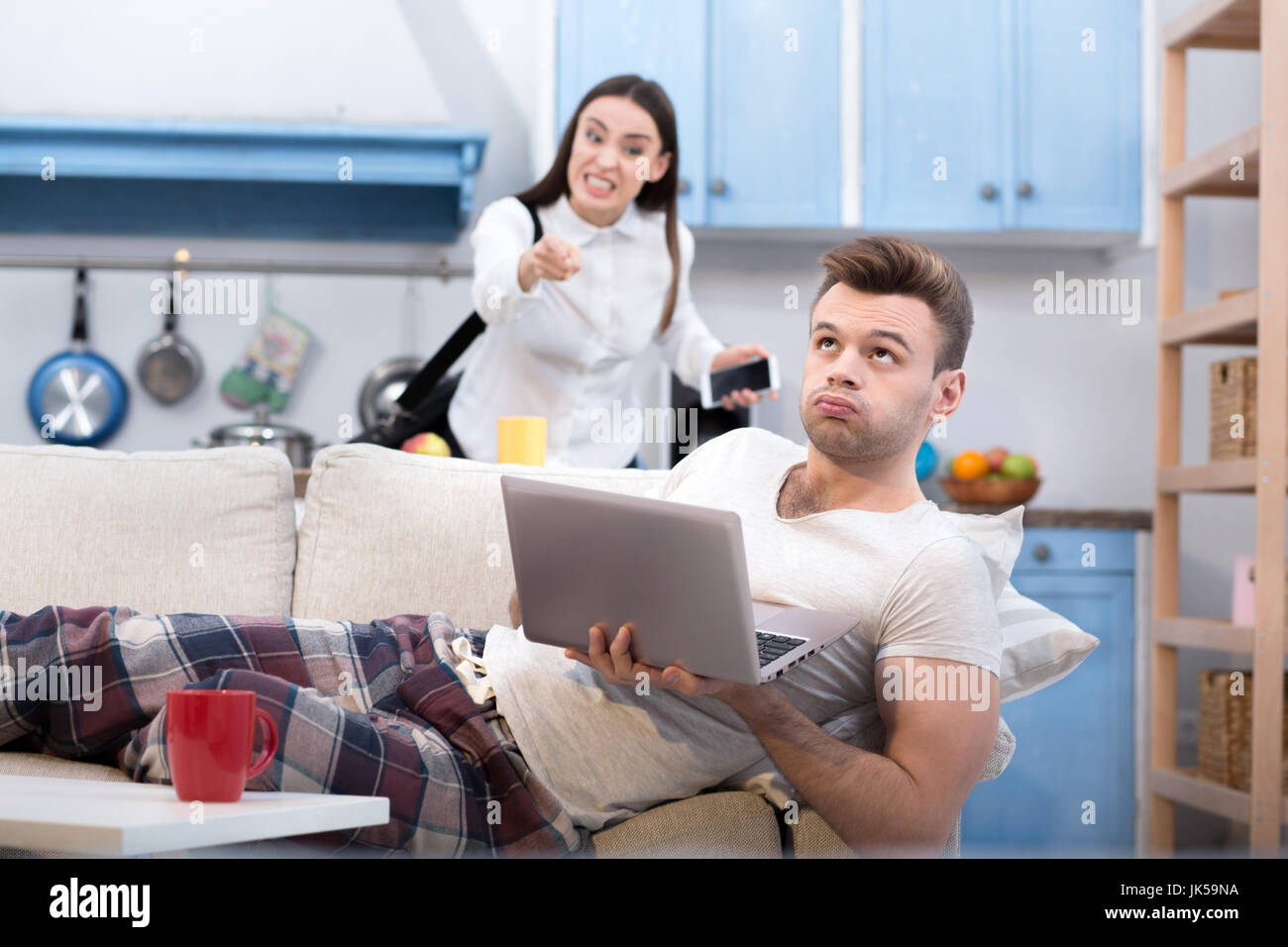 Konflikt zwischen berufstätigen Ehefrau und arbeitsloser Mann. Stockfoto