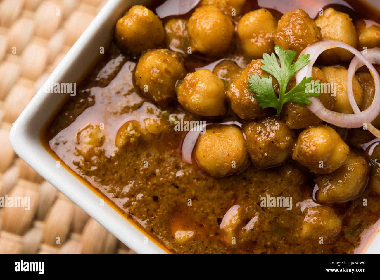 Kichererbsen-Masala - Chole Masala Curry, traditionelle Nord indischen Mittag- und Abendmenü serviert in einer Keramikschale, selektiven Fokus Stockfoto