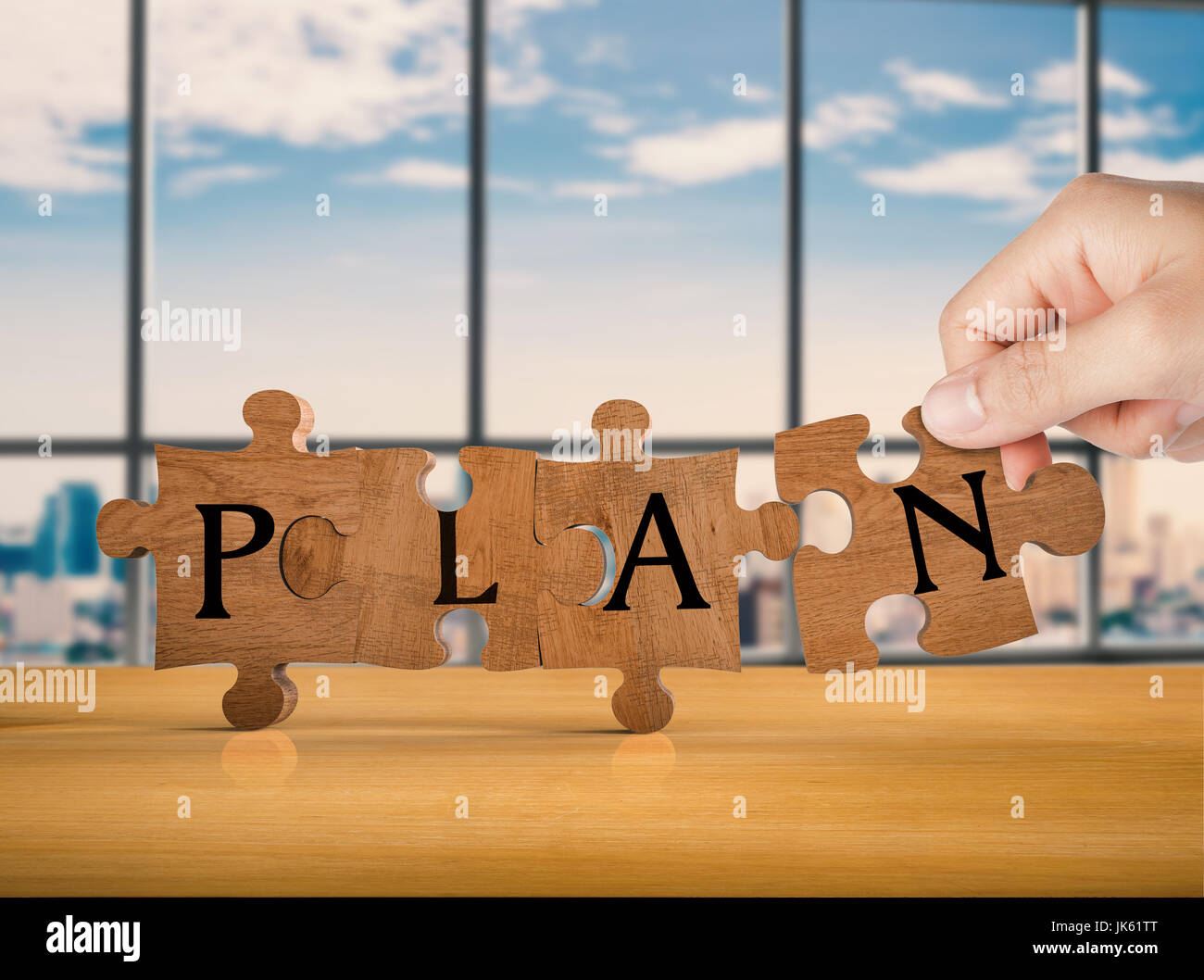 braune Puzzleteile mit Plan-Konzept Stockfoto