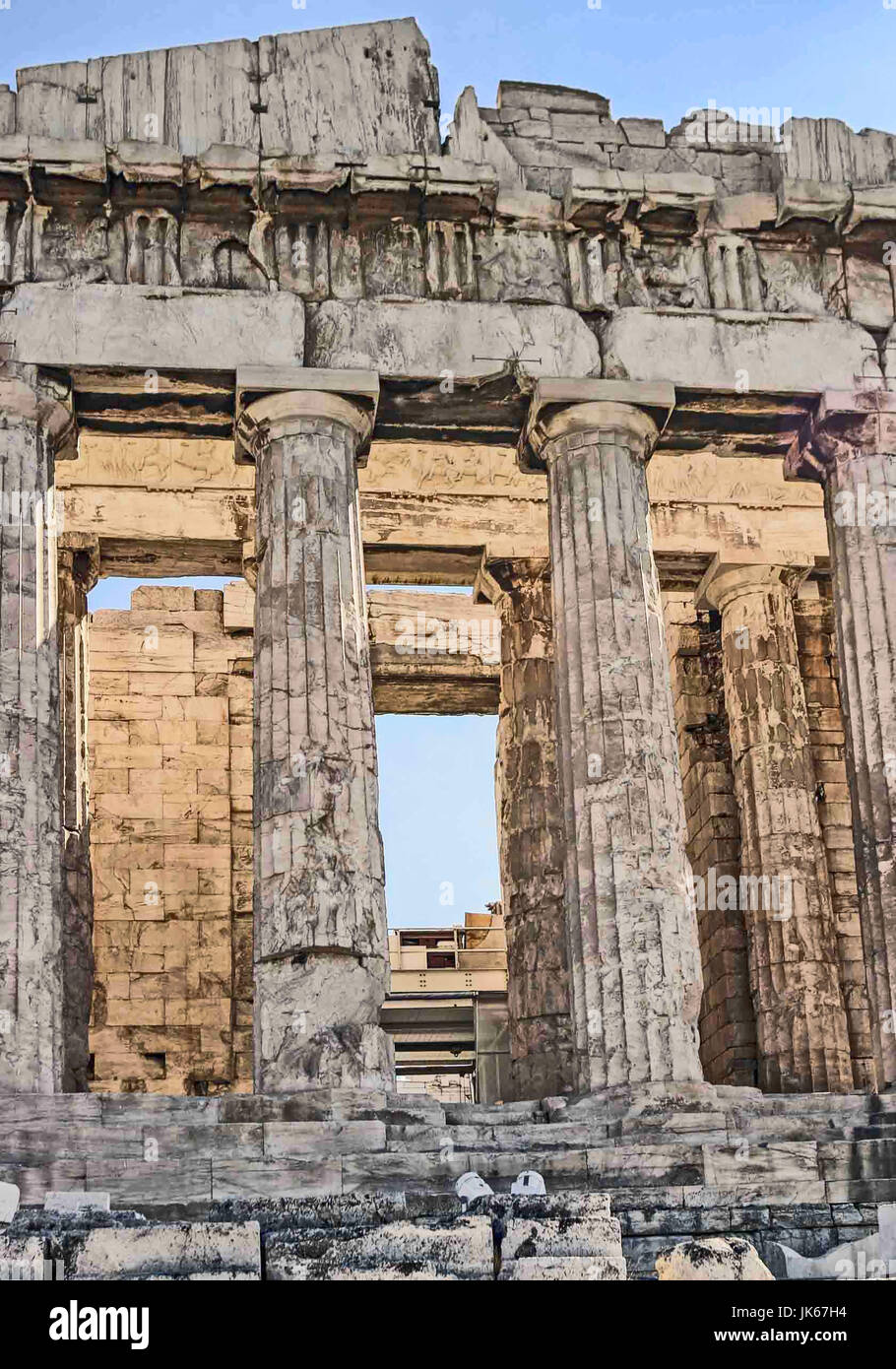 Athen, Griechenland. 30. Sep, 2004. Die dorischen Säulen auf die Westfassade des legendären Parthenon, einem ehemaligen Tempel gewidmet der Göttin Athene, auf der alten Akropolis in Athen. Die wichtigsten Gebäude des klassischen Griechenlands und eine der größten kulturellen Denkmäler der Welt zu überleben, es ist ein Lieblings internationales touristisches Ziel und ein UNESCO-Weltkulturerbe. Bildnachweis: Arnold Drapkin/ZUMA Draht/Alamy Live-Nachrichten Stockfoto