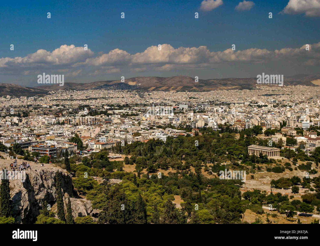 Athen, Griechenland. 30. Sep, 2004. Die gut erhaltenen antiken dorischen Tempel des Hephaistos, auf der Agora, dem frühen Athenian Bürger versammelt, wird von Touristen aus Mars Hill (Areopag), einem prominenten Felsen zu Tage tretenden, nordwestlich der Akropolis in Athen, Griechenland, ein Lieblings internationales touristisches Ziel angesehen. Bildnachweis: Arnold Drapkin/ZUMA Draht/Alamy Live-Nachrichten Stockfoto