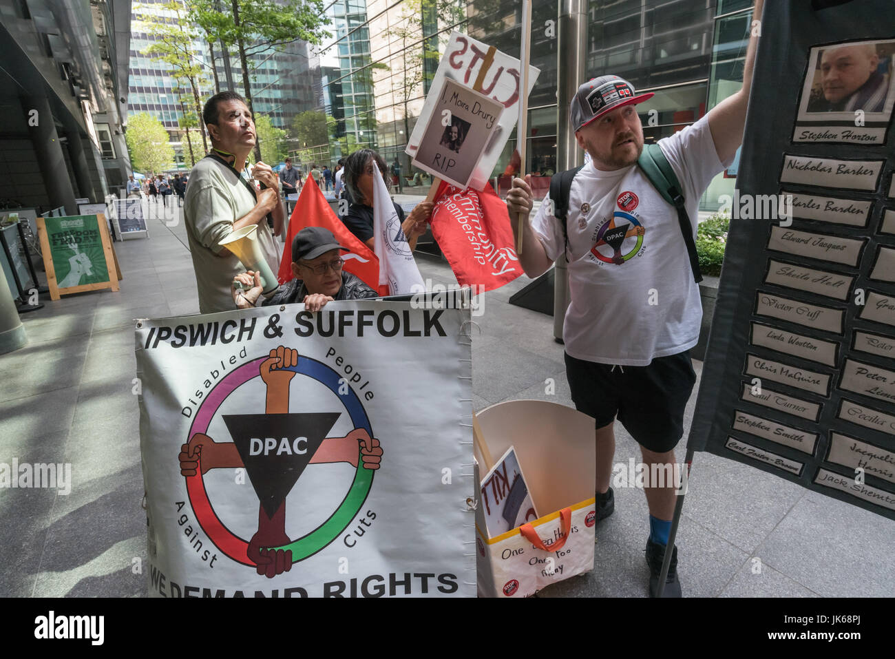 London, UK. 21. Juli 2017. London, UK. 21. Juli 2017. DPAC (behinderte Menschen gegen Kürzungen) protest gegen London HQ von Atos, die Durchführung von PIP (persönliche Unabhängigkeit Zahlung) Bewertungen für die Abteilung für Arbeit und Pensionen. Obwohl Atos verloren den Zuschlag für Arbeit Fähigkeitsbewertung sie noch die Bedürfnissen von Menschen mit Behinderungen für PIP bewerten, mit unzureichend geschultes und qualifiziertes Personal, um Bewertungen zu produzieren, dass DPAC sagen '' gespickt mit Lügen und Ungenauigkeiten.'' Sie sagen, Bewertungen von entsprechend medizinisch qualifiziertem Personal durchgeführt werden soll und, dass es keine finanziellen Anreize geben sollte Stockfoto