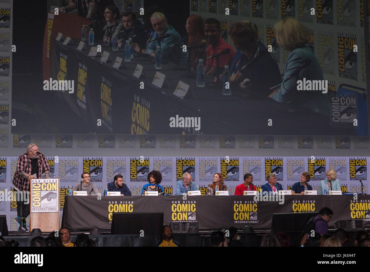 San Diego, USA. 21. Juli 2017. Tag 2 der Comic-Con. Noch mehr Menschen sich heute herausstellte. Das mit Spannung erwartete Spiel der Throne Panel und Q&A Session.Cast Diskussionsteilnehmern gehören (in alphabetischer Reihenfolge) Alfie Allen als Theon Greyjoy, Jacob Anderson als grau Wurm, John Bradley als Samwell Tarly, Gwendoline Christie als Brienne Tarth, Liam Cunningham als Davos Seaworth, Nathalie Emmanuel als Missandei, Conleth Hill als Varys, Sophie Turner als Sansa Stark und Isaac Hempstead Wright als Bran Stark. Das Panel wurde durch einen besonderen Westerosian Gast Kristian Nairn Hodor moderiert. (Kredit-Bild: © Daren Fentiman V Stockfoto