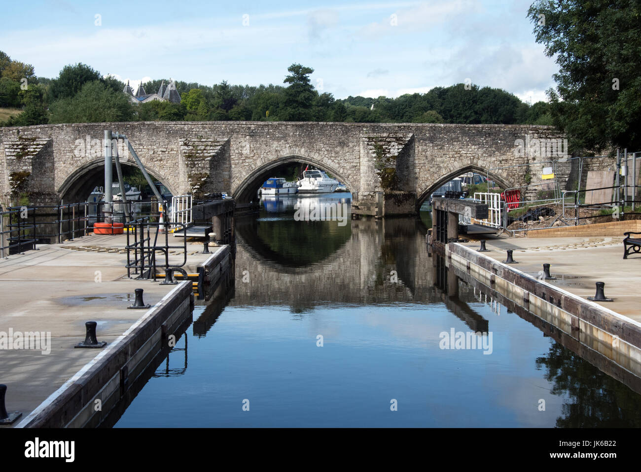 East Farleigh, Kent, UK Samstag, 22. Juli 2017. Das Schloss am East Farleigh am Fluss Medway, Kent öffnet nach acht Monaten Reparatur- und Wartungsarbeiten. Das Schloss wurde zur Flussschifffahrt während dieser Zeit geschlossen. Photo Credit: Hmimages / Alamy Live News Stockfoto