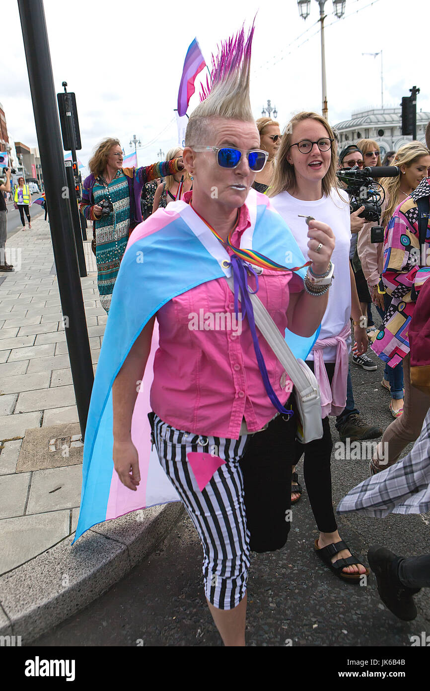 Brighton, UK. 22. Juli 2017. Trans-Pride-Brighton, jetzt darin das 5. Jahr Prozession Brighton Strandpromenade entlang. Als eingetragener Verein ausschließlich von Freiwilligen betrieben, wollen Trans Pride begeistern alle Trans, Intersexualität, Gender Variante und queere Menschen zu helfen, einen wirklichen Unterschied von Trans-Leben zu feiern und gender-Diversity. Stadt von Brighton & Hove, East Sussex, UK. 22. Juli 2017. Bildnachweis: David Smith/Alamy Live-Nachrichten Stockfoto