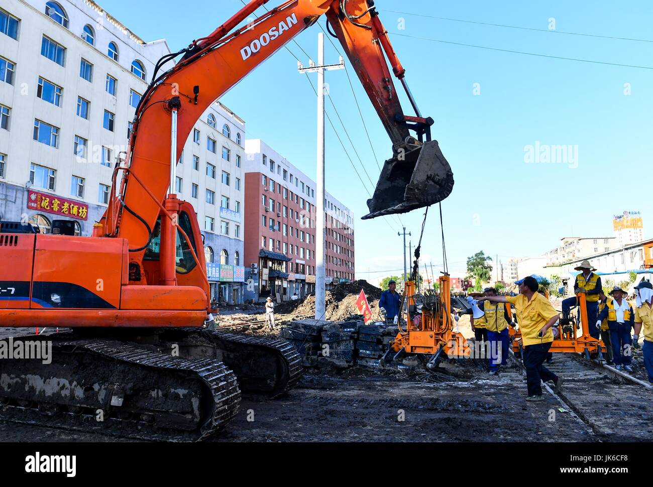 Changchun, China Jilin Provinz. 22. Juli 2017. Retter Reparatur die Eisenbahn in Kouqian Township Yongji County, Nordosten Chinas Provinz Jilin, 22. Juli 2017. Die Wiederaufbau und die Restaurierung Arbeit startete in Yongji County, nach eine schweren Überschwemmung verursacht durch schwere Gewitter in Mitte Juli aufgetreten. Bildnachweis: Xu Chang/Xinhua/Alamy Live-Nachrichten Stockfoto
