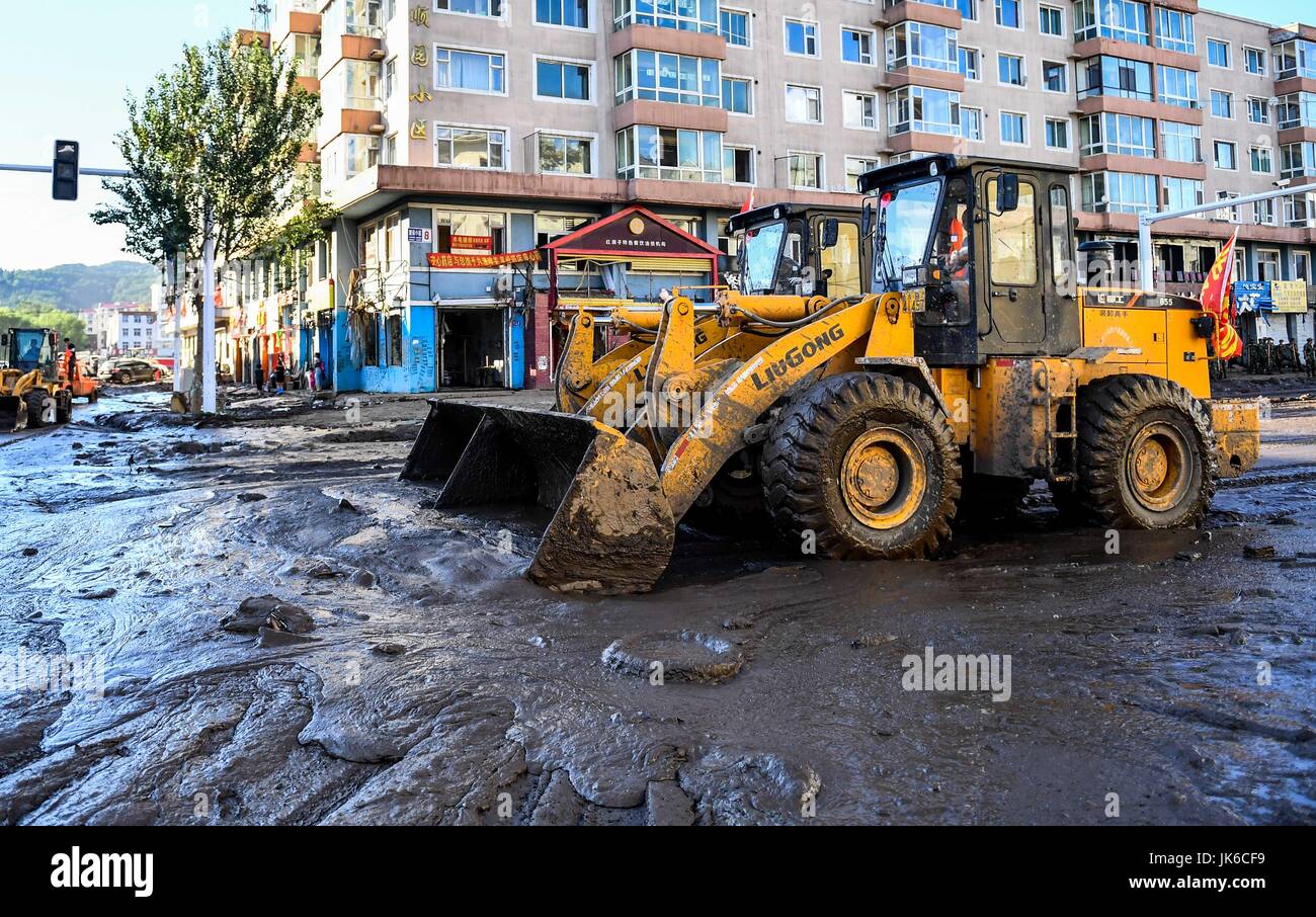 Changchun, China Jilin Provinz. 22. Juli 2017. Retter reinigen den Schlamm in Kouqian Township Yongji County, Nordosten Chinas Provinz Jilin, 22. Juli 2017. Die Wiederaufbau und die Restaurierung Arbeit startete in Yongji County, nach eine schweren Überschwemmung verursacht durch schwere Gewitter in Mitte Juli aufgetreten. Bildnachweis: Xu Chang/Xinhua/Alamy Live-Nachrichten Stockfoto