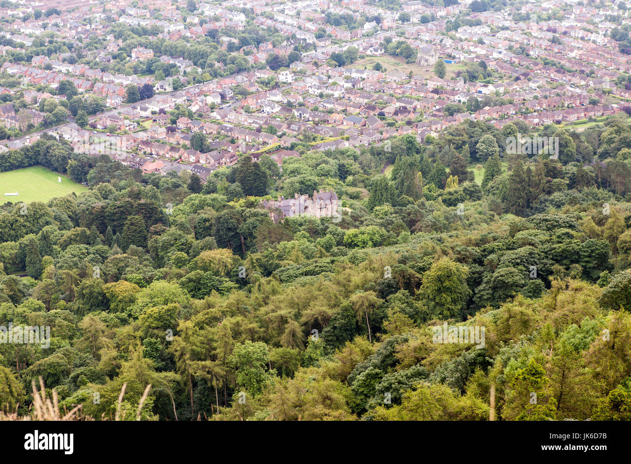 Cavehill, Belfast, UK. 22. Juli 2017. Ein Blick auf Belfast Castle, wo Hunderte von Freiwilligen fehlende Herzinfarkt Mann, Dean McIlwaine im Cave Hill Country Park in Belfast gesucht. Unterstützt von Belfast City Council, Belfast Hügel zusammen mit Grundeigentümern, PSNI und Nordirland Landrover club Foto: Bonzo/Alamy Credit: Bonzo/Alamy Live News Stockfoto