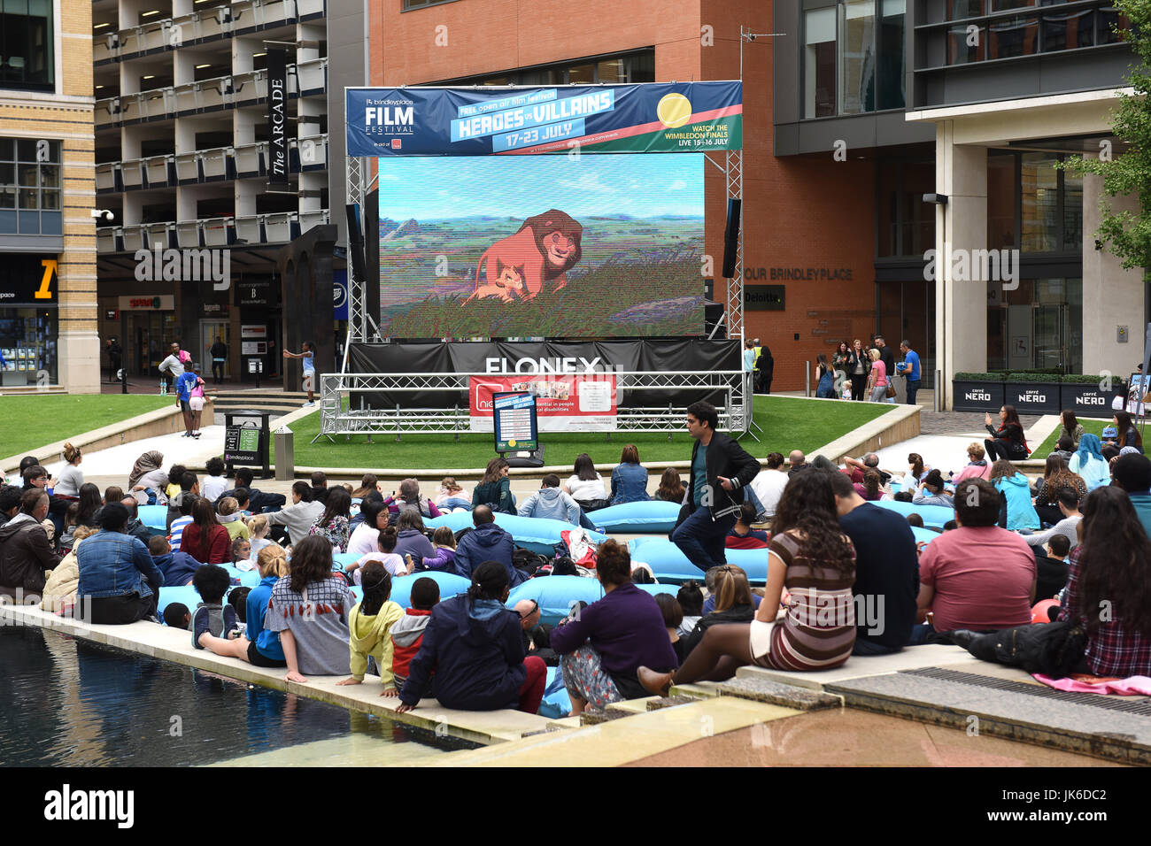 Film-Liebhaber genießen das kostenlose outdoor Filmfestival in Central Square, Brindleyplace. Das Thema dieses Jahr ist "Helden Vs Schurken" und morgen ist der letzte Tag der sieben-Tage-Festival. Bildnachweis: David Bagnall/Alamy Live-Nachrichten Stockfoto