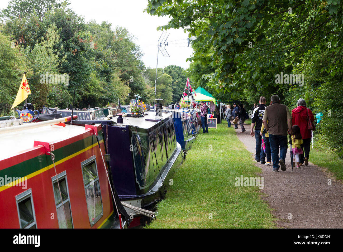 Cosgrove, Nord Buckinghamshire, Großbritannien 22. Juli 2017.  Buckingham Canal Society annual Kanal Festival im Grand Union Canal am Wochenende vom 22.-23. Juli mit Handel und historische Boote besuchen und Handel. Das Wetter hat heute mit einigen leichten regen bedeckt wurde. Bildnachweis: Keith J Smith. / Alamy Live News Stockfoto