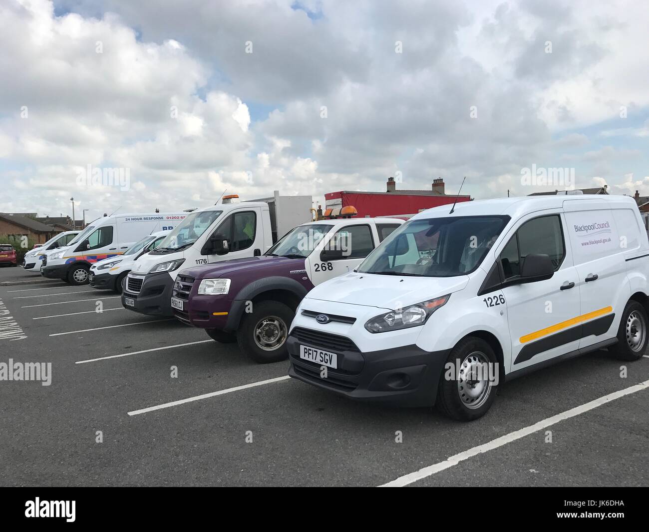 Knott-Ende am Meer, Poulton Le Fylde, England, UK, 22. Juli 2017.Cleanup teams entfernen Ölverschmutzung aus der Bucht von Liverpool Speicherinstallation. Spezialisierte Teams einschließlich Wyre und Blackpool Rat Personal Reinigung. Die Teams versuchen, entfernen alle Spuren von Öl und Teer, die an die Küste gespült wurde... Sie haben seit Dienstag auf der Szene und hoffen, dass der Betrieb in den nächsten zwei Tagen zu beenden. KEN JOHNSON/Alamy Live-Nachrichten Stockfoto