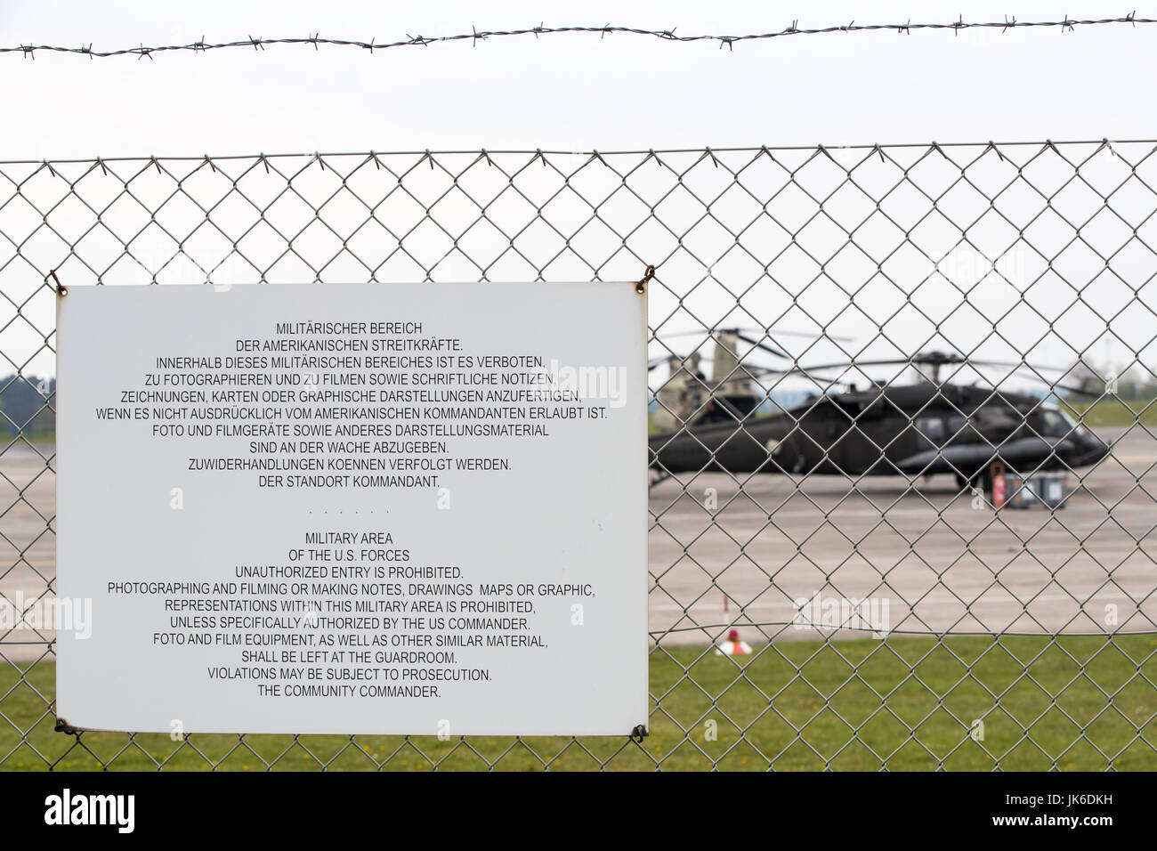 Ansbach, Deutschland. 27. April 2017. Ein Schild auf dem Flugplatz der Helikopter Basis der US-Armee zeigt die militärische Zone in Katterbach in der Nähe von Ansbach, Deutschland, 27. April 2017. Foto: Daniel Karmann/Dpa/Alamy Live News Stockfoto