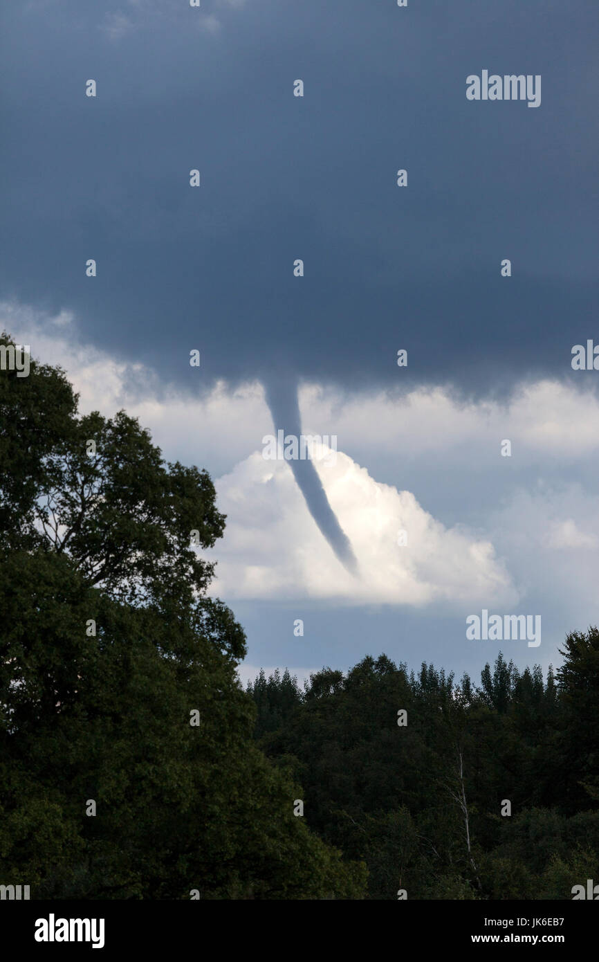 Bowlees, obere Teesdale, County Durham UK.  Samstag, 22. Juli 2017. Großbritannien Wetter.  Dieser Tornado wurde in der Nähe von Bowlees im oberen Teesdale entdeckt und heute Nachmittag als Gewitter und sintflutartigen Regen fegte durch einige Teile der Grafschaft Durham. Dieser Tornado gebildet nur Minuten nach vier Personen aus einer nahe gelegenen Insel in den Fluss Tees gerettet werden konnten, nach durch eine Überschwemmung abgeschnitten.  Bildnachweis: David Forster/Alamy Live-Nachrichten. Stockfoto