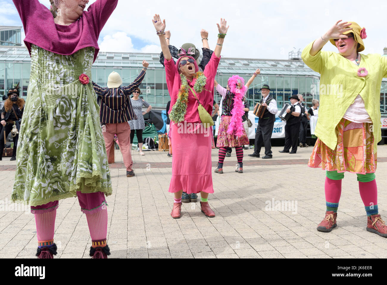 Kingston-Upon-Hull, Yorkshire, Großbritannien. 22. Juli 2017. Traditionelle englische Folk-Tänzer und Sänger führen außerhalb der Princes Quay Einkaufszentrum als Teil der Stadt von Kultur 2017 feiern. Bildnachweis: Ian Francis/Alamy Live-Nachrichten Stockfoto