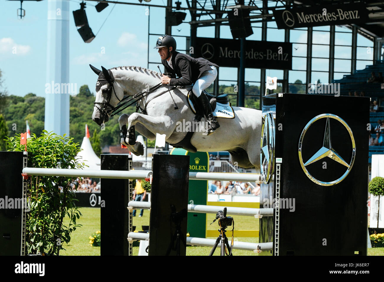 Springreiter Marcus Ehning auf Pferd Gin Kinn van Het Lindenhof über eine Hürde springt, während der Preis von Nordrhein-Westfalen-Turnier in der CHIO-Pferd in Aachen auf 21.07.17 anzeigen. (Jan Haas/Picture-Alliance). | weltweite Nutzung Stockfoto