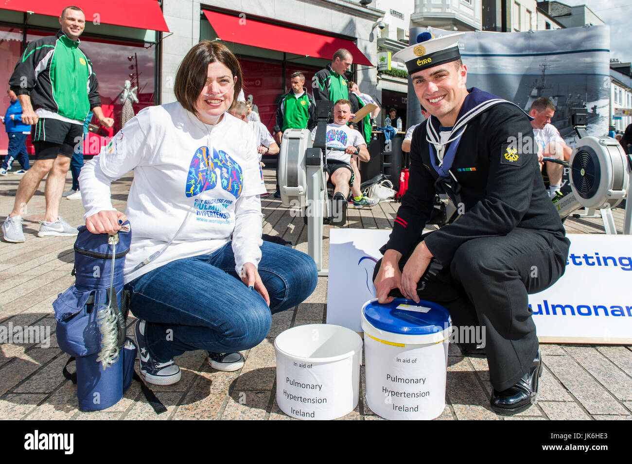 Cork, Irland. 22. Juli 2017.  Der irischen Marine habe hintereinander Charity zugunsten der pulmonalen Hypertonie Irland heute.  Die Krankheit ist extrem selten, mit nur 150 Fälle in Irland bekannt. Es gibt keine Heilung, nur eine Behandlung. In der Zeile abgebildet sind pulmonale Hypertonie Patienten Christine Coakley von Cobh und Able Seaman Lynch, die auf Haulbowline Naval Base in Cobh, Irland basiert. Bildnachweis: Andy Gibson/Alamy Live-Nachrichten. Stockfoto
