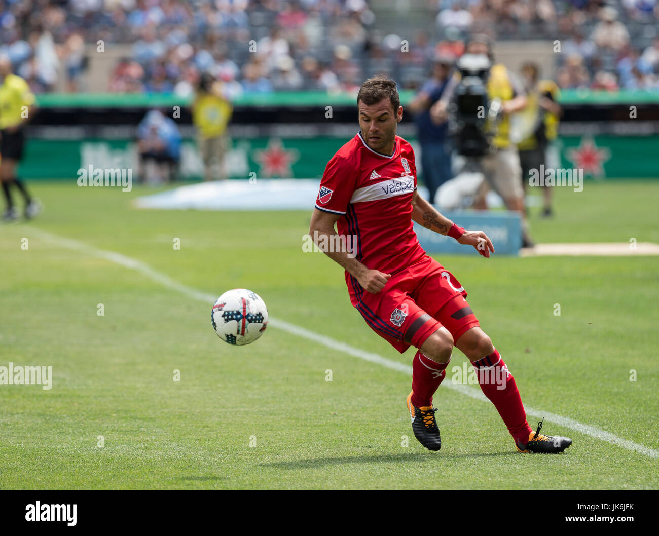 New York, USA. 22. Juli 2017. Nemanja Nikolic (23) von Chicago Fire steuert Kugel während der regulären MLS-Spiel gegen die New York City FC im Yankee Stadium Credit: Lev Radin/Alamy Live-Nachrichten Stockfoto