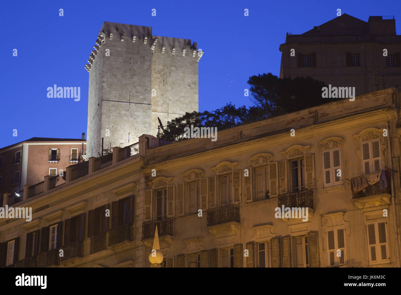 Italien, Sardinien, Cagliari, Il Castello Altstadt und Torre DellElefante Turm von Piazza Yenne, dawn Stockfoto