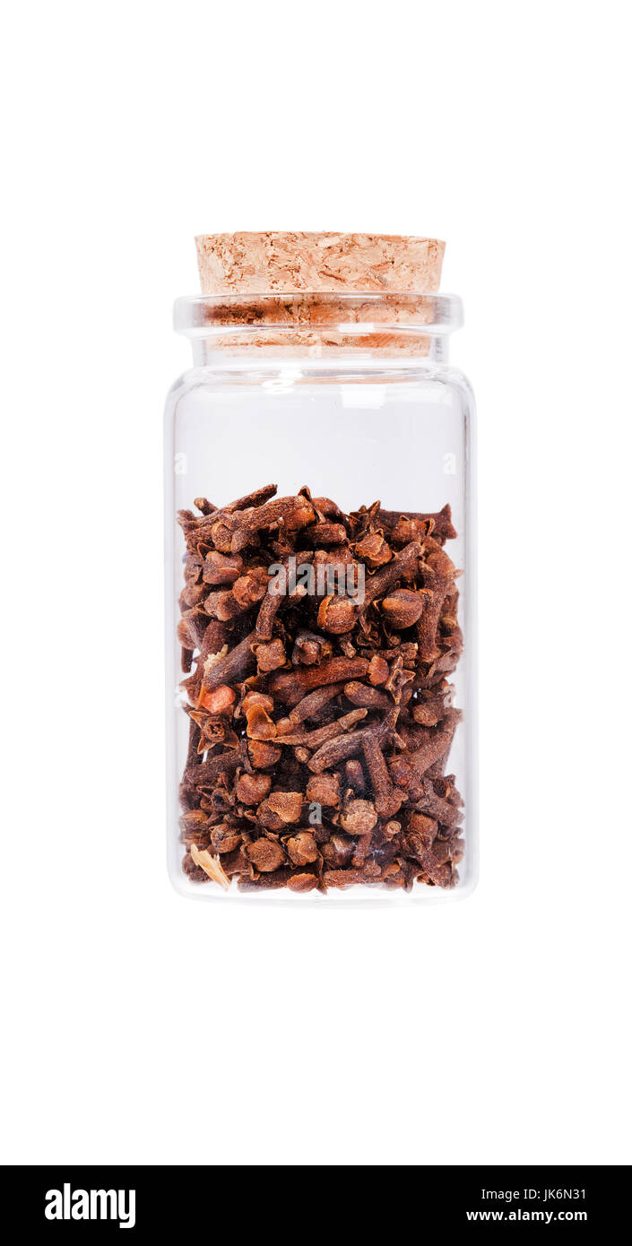 Getrocknete Nelken in eine Glasflasche mit Korken, isoliert auf wh Stockfoto