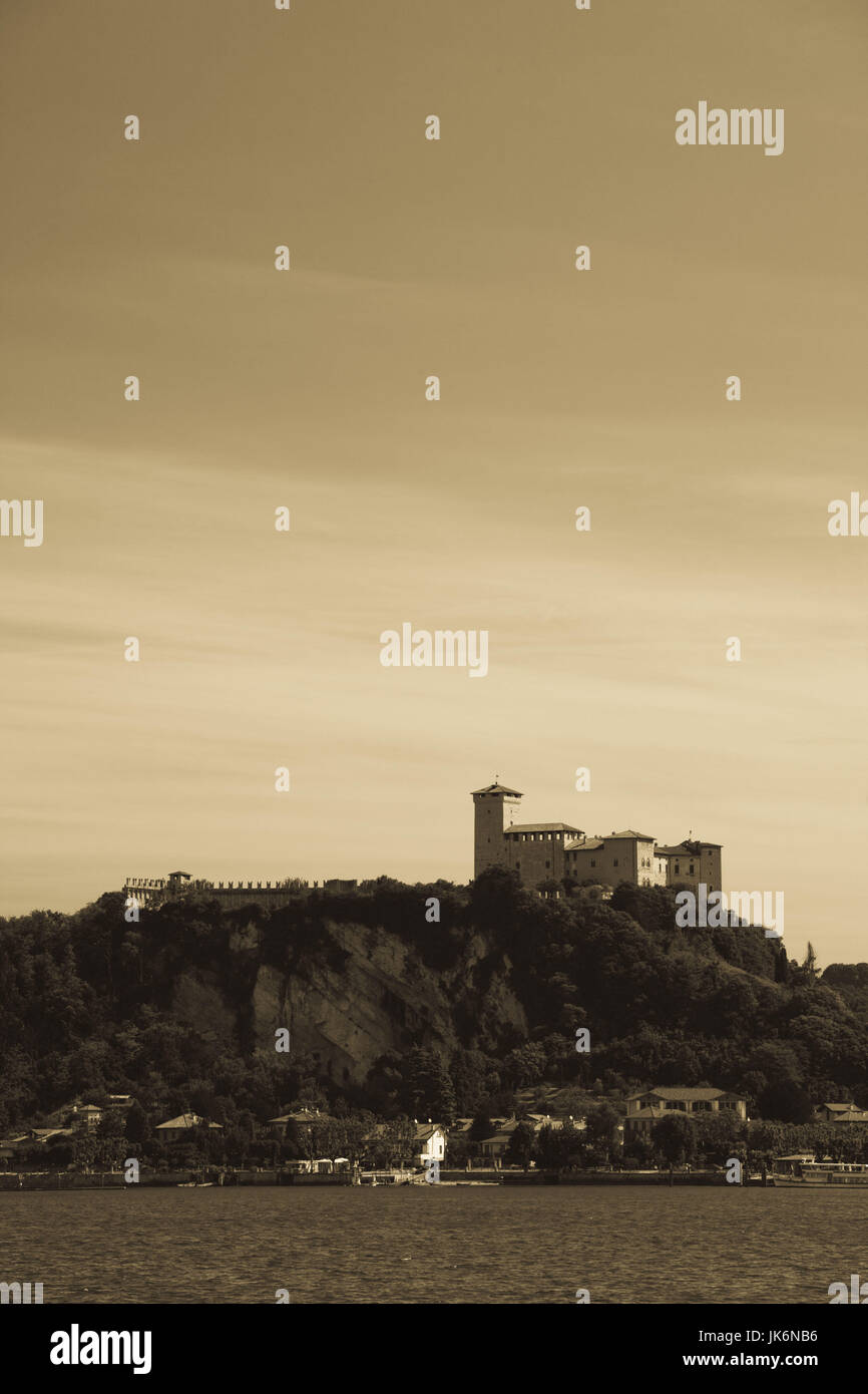 Italien, Lombardei, Lago Maggiore Angera, Rocca Borromeo Burg von Arona anzeigen Stockfoto