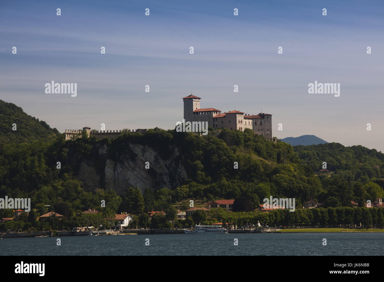 Italien, Lombardei, Lago Maggiore Angera, Rocca Borromeo Burg von Arona anzeigen Stockfoto
