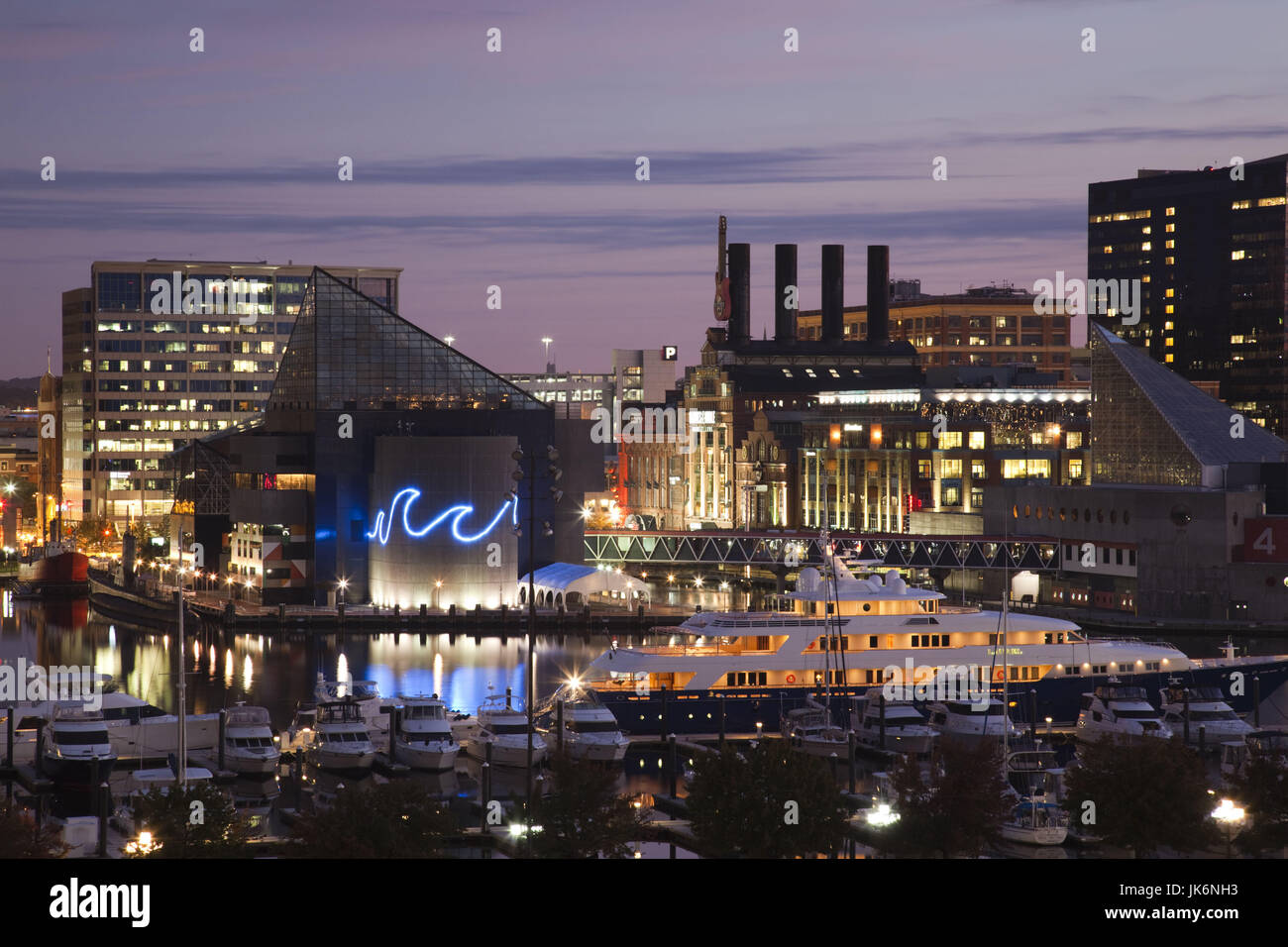 USA, Maryland, Baltimore, Innenhafen, National Aquarium und Powerplant Mall, dawn Stockfoto