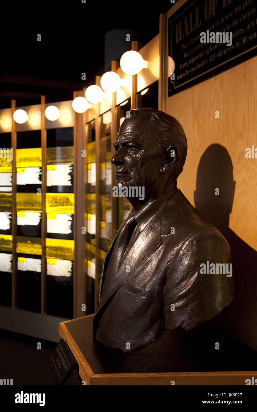 USA, Alabama, Tuscaloosa, University of Alabama, Paul "Bear" Bryant Museum Erinnerungsstücke des berühmten Fußball-Trainer von "Crimson Tide", Statue von Bear Bryant Stockfoto