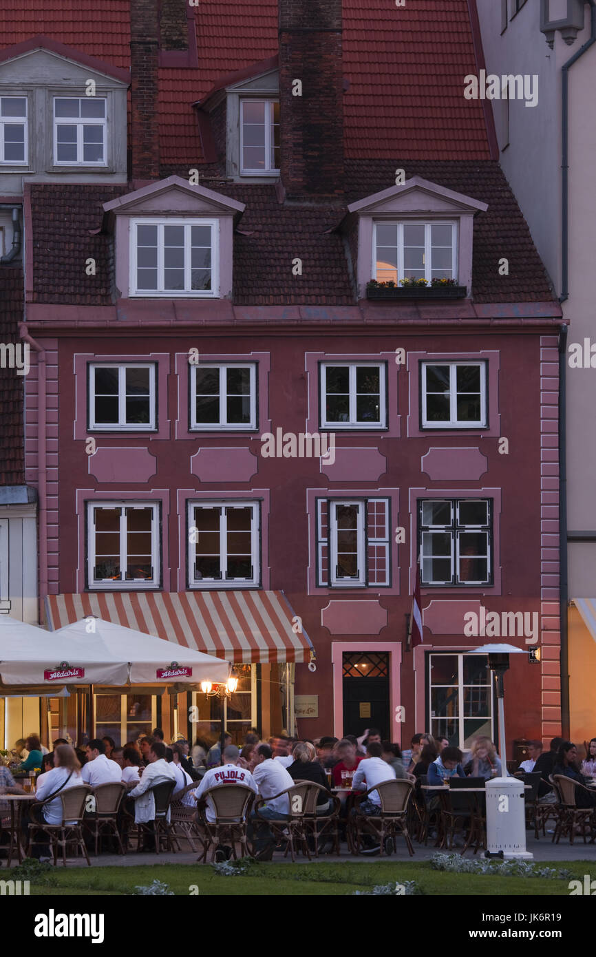 Lettland, Riga, Vecriga, Altstadt von Riga, Livu Laukums Square Cafés, Dämmerung Stockfoto