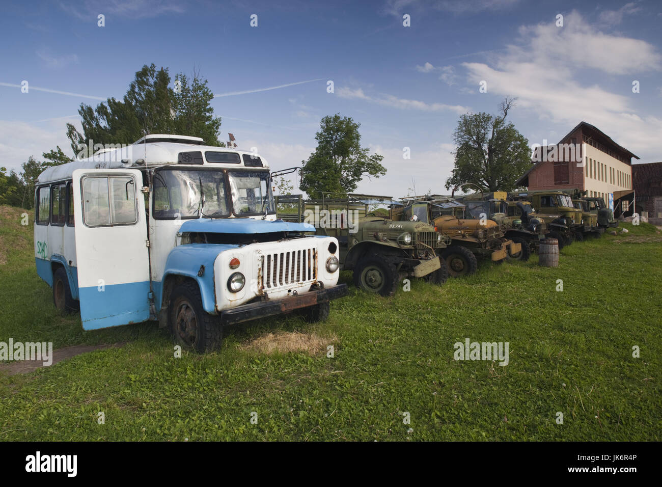 Lettland, westlichen Lettland, Kurland Region Tukums, Cinevilla, Film Studio Backlot, Sowjet-Ära Fahrzeuge Stockfoto