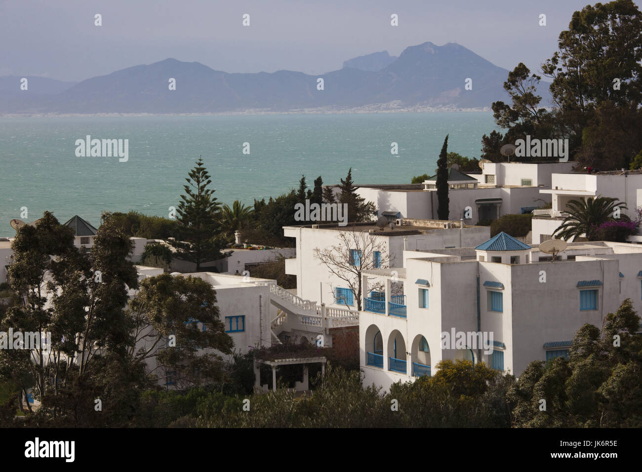 Tunesien, Sidi Bou Said, Häuser durch den Golf von Tunis Stockfoto