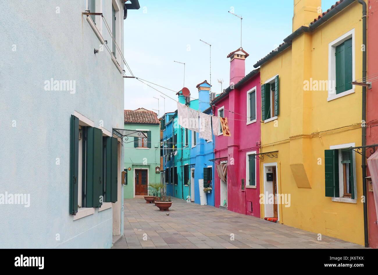 Bunte Fassaden Häuser auf der Insel Burano Straße Stockfoto