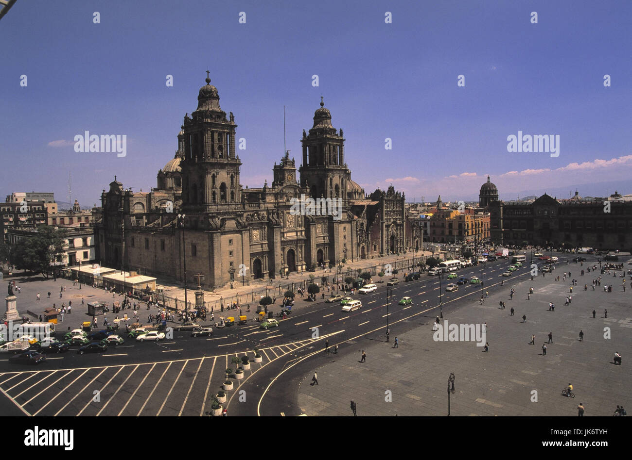 Mexiko, Mexiko-Stadt, Zocalo, Kathedrale, Sagrario Metropolitano, Straßenszene Mittelamerika, Hauptstadtkulturfonds, Stadtansicht, Kirche, Bauwerk, Architektur, Touristenattraktion, Sehenswürdigkeit, Straße, Verkehr, Autos Stockfoto