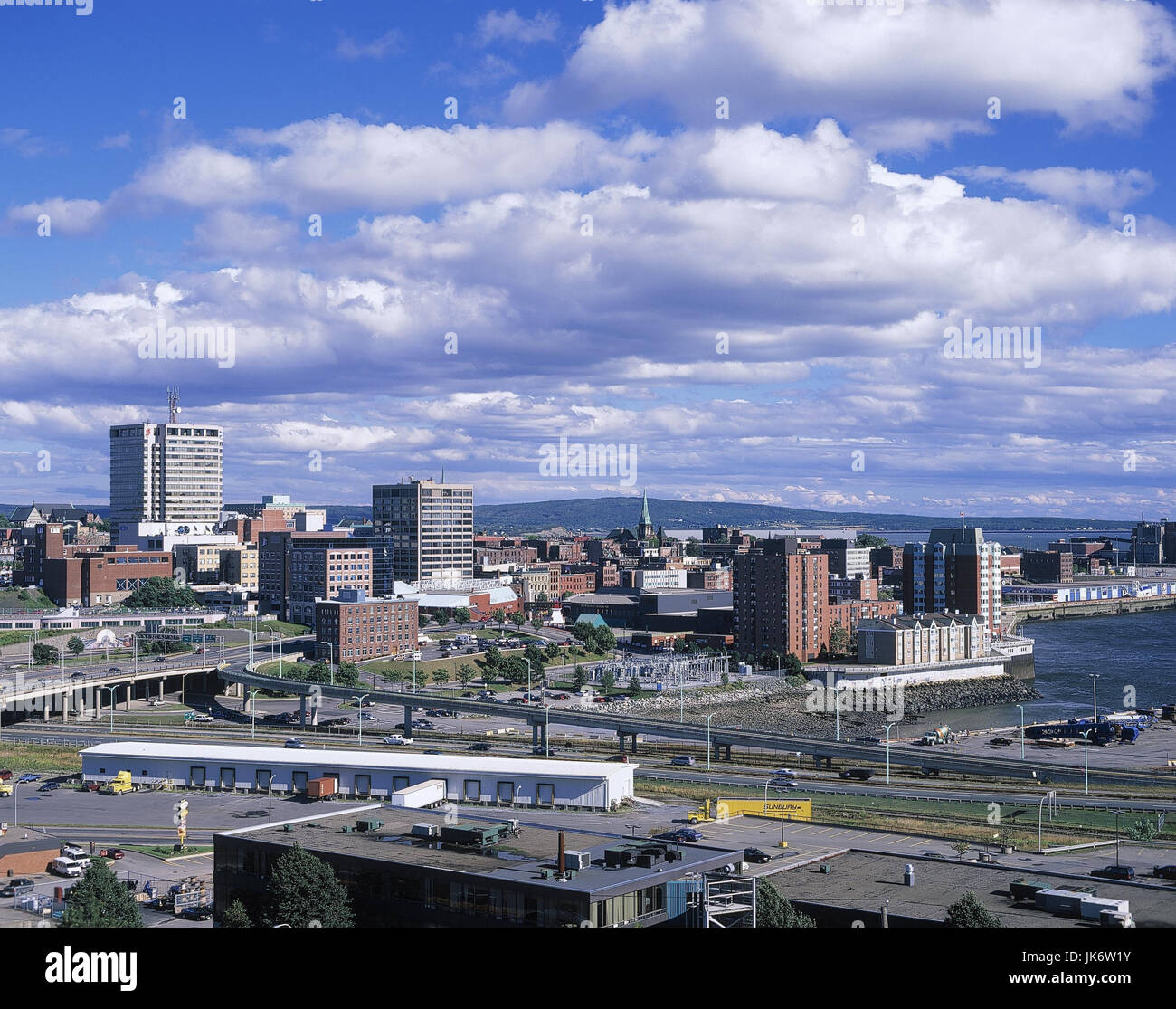 Canada, New Brunswick, Saint John, Stadtansicht Südost-Kanada, Nouveau-Brunswick, Neubraunschweig, Stadt, Ansicht, Häuser, Gebäude, Straßen, Straßenszene, Verkehr, Sprungfähigkeit Stockfoto