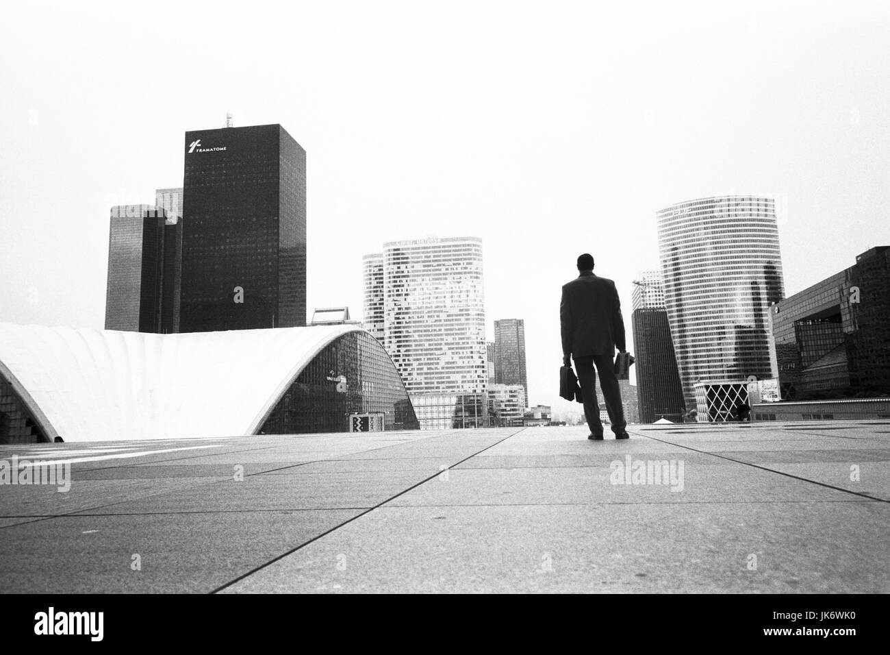 Frankreich, Paris, La Défense, Fachzeitung "Cnit", Manager, Rückenansicht, s/w, kein Model release Europa, Stadt, Stadtteil, Geschäftshäuser, Hochhäuser, Bürogebäude, Architektur, Zukunft, Zukunftsplanung, Business, Arbeit, Beruf, Aussichten Stockfoto