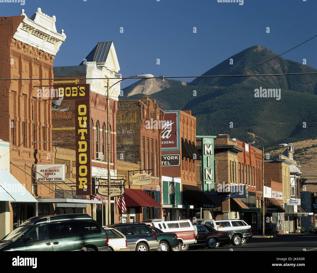 USA, Montana, Livingston, Stadtansicht, Hauptstraße, Cowboy-Stadt, Geschäfte Sprungfähigkeit, Amerika, Bundesstaat, Stadt, Ansicht, Ortsansicht, Straße, Läden, Western-Schaufenster, Autos, Parken, Parkplätze Stockfoto