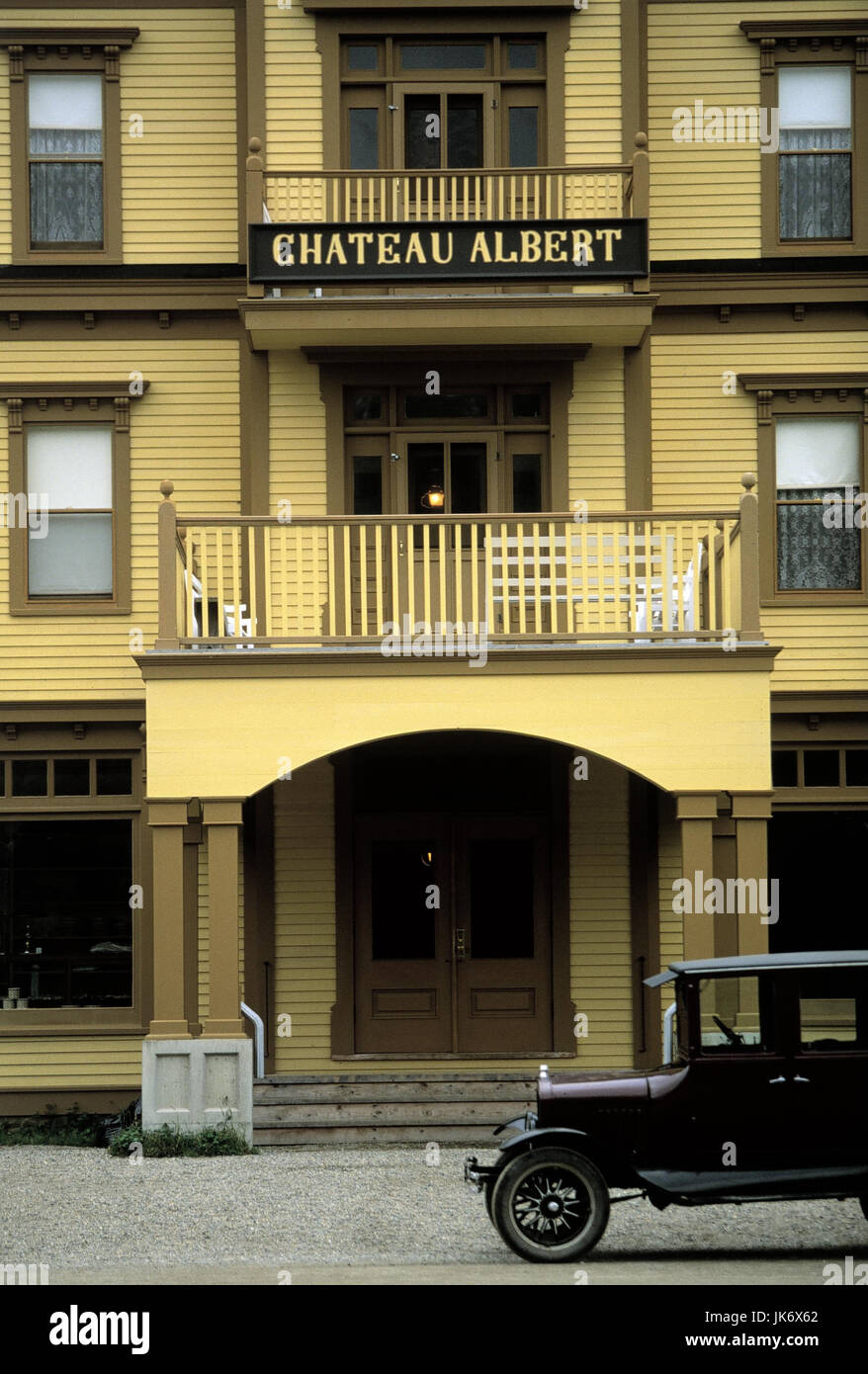 Canada, New Brunswick, Caraquet, Village Historique Acadien, Hotel "Chateau Albert", Fassade, Detail Südost-Kanada, Nouveau-Brunswick, Neubraunschweig, Museumsdorf, Museum, Sehenswürdigkeit, Hotelgebäude, Fachzeitung, Tourismus, Straße, Oldtimer, Fahrzeug-, Außen, BT Stockfoto
