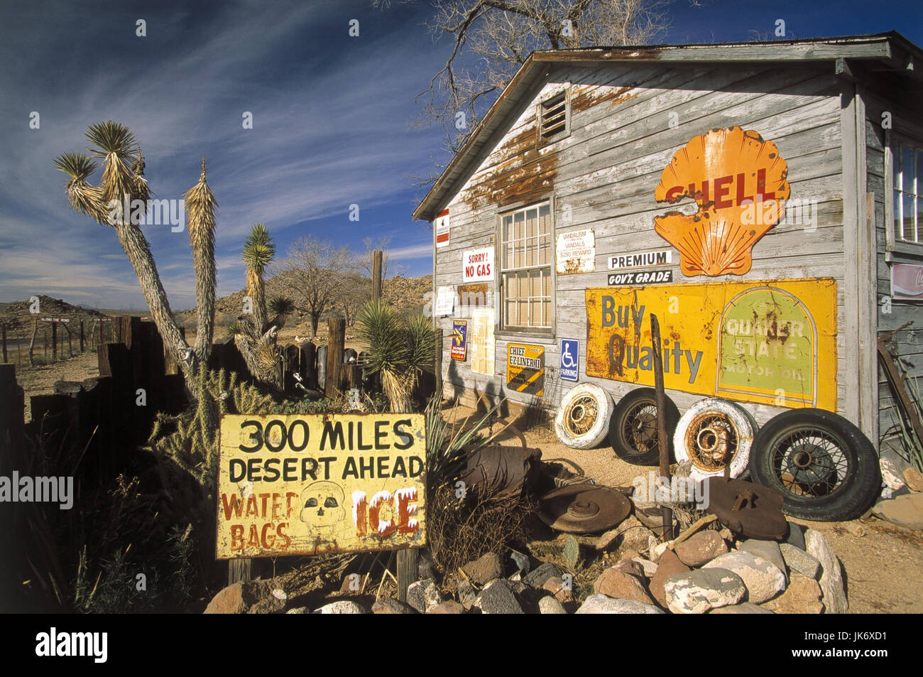 USA, Arizona, Route 66, Hackberry, Tankstelle, Holzhütte, Rückseite, Werbeschilder, Schrott Vereinigte Staaten von Amerika, Autobahn, Landstraße, Verkehrsverbindung, Ost-West-Verbindung, Reiseweg, Autobahn, Schilder, Nostalgisch, Reifen, Autoreifen, Tourismus, Außen Stockfoto