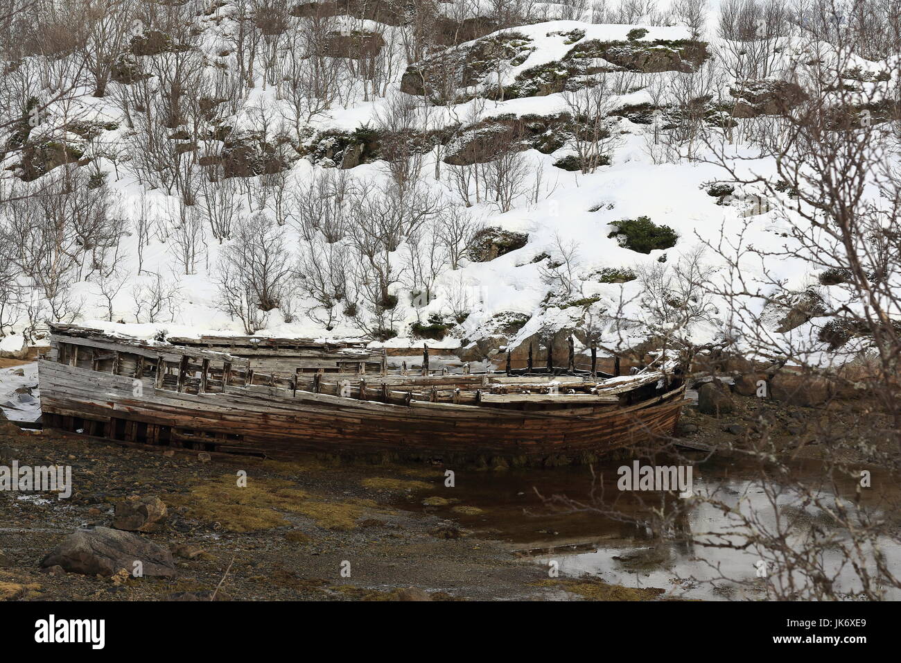 Schiffswrack aufgegeben Holzboot gestrandet an der Unterseite der Sildpolltjonna Bucht-Süd Küste von Sildpollnes-Halbinsel in der Austnesfjorden. Vagan kommune Stockfoto