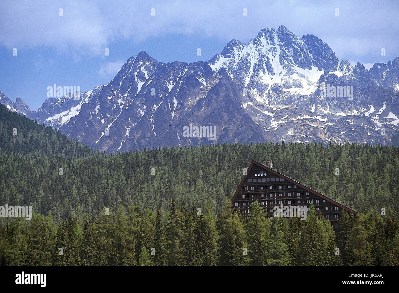 Slowakei, Hohe Tatra, Strbske Pleso, Wald, Hotel Panorama, Hintergrund Gebirge Europa, Slowakische Republik, Slovenská Republika, Karpaten, Weiße Tatra, Höchstgelegene Siedlung, 1335 m, Luftkurort, Schminken, Berge, Bergkette Stockfoto