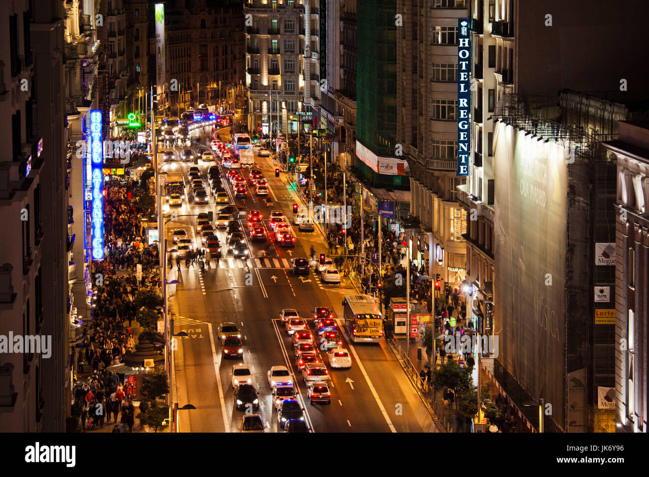 Spanien, Madrid, Centro Area, erhöhten Blick auf die Gran Via, Abend Stockfoto