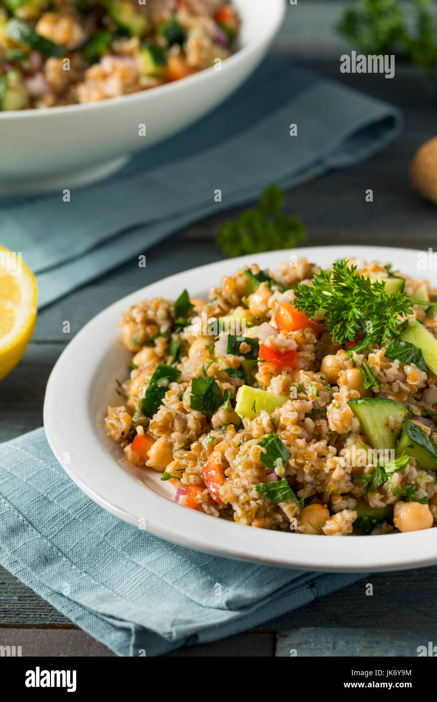 Hausgemachte Bulgar Weizen-Salat mit Gurke Petersilie und Pfeffer Stockfoto