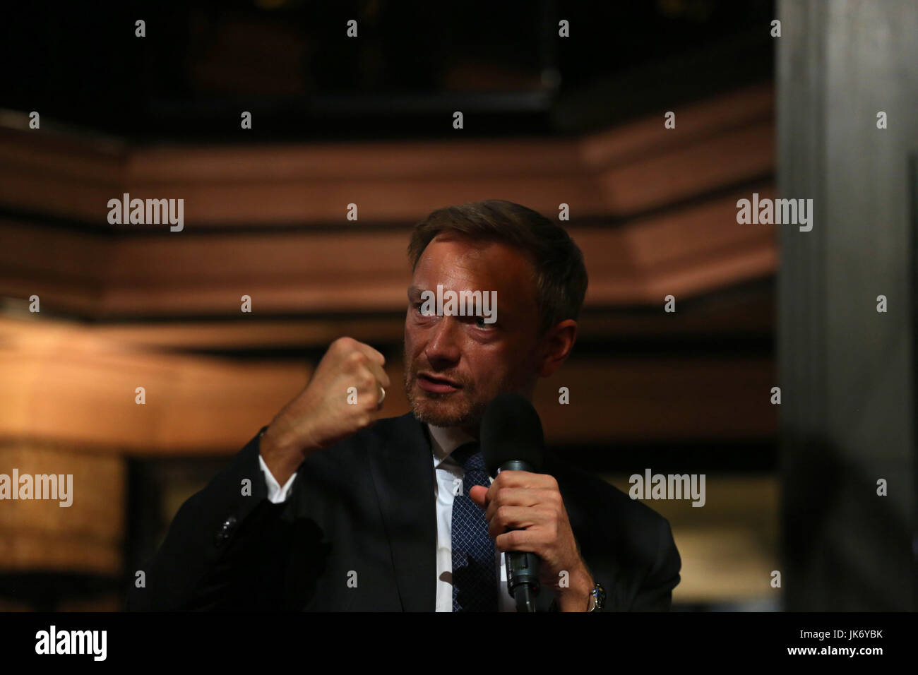 München, Deutschland. 21. Juli 2017. Christian Lindner. Der Führer der FDP (freie demokratische Partei) kam nach München, um die Leute bei Café Luitpold in der Münchner Innenstadt zu sprechen. Er sprach über verschiedene Themen mit dem Journalisten Peter Unfried. Am Ende beantwortet er Fragen von den Menschen. Bildnachweis: Alexander Pohl/Pacific Press/Alamy Live-Nachrichten Stockfoto