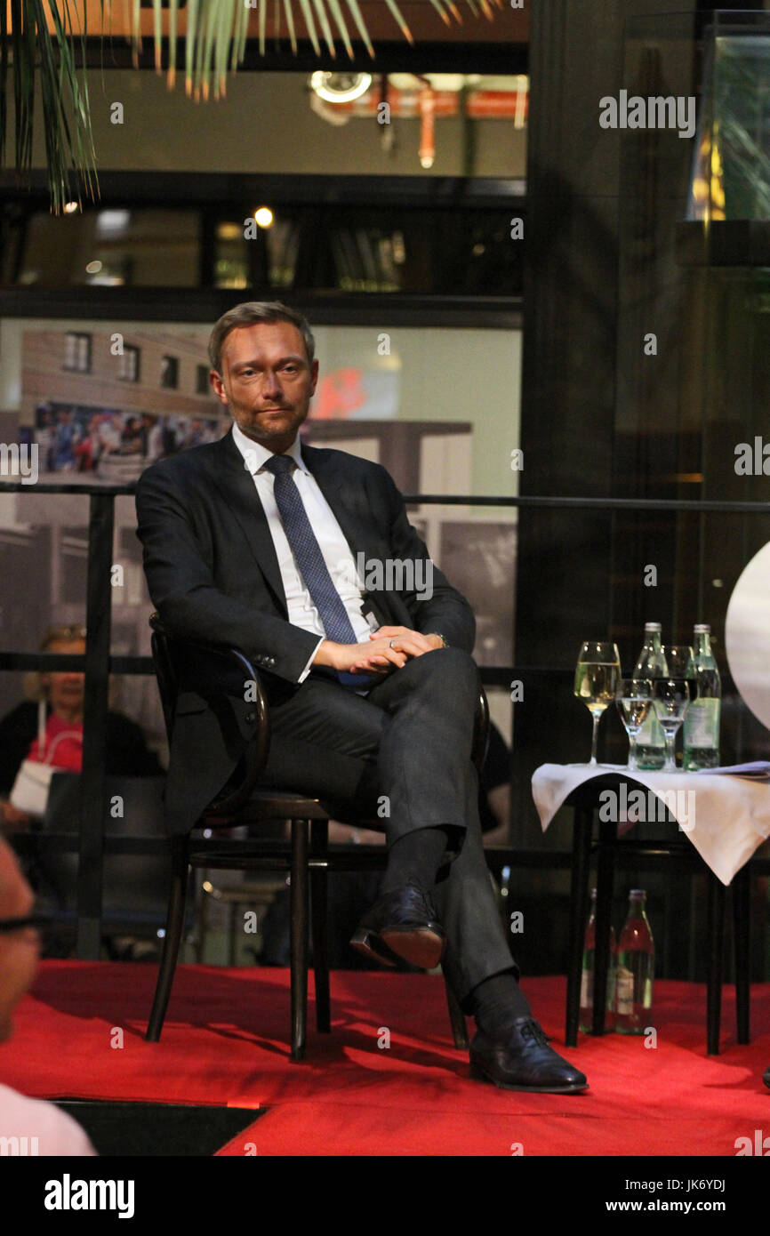 München, Deutschland. 21. Juli 2017. Christian Lindner. Der Führer der FDP (freie demokratische Partei) kam nach München, um die Leute bei Café Luitpold in der Münchner Innenstadt zu sprechen. Er sprach über verschiedene Themen mit dem Journalisten Peter Unfried. Am Ende beantwortet er Fragen von den Menschen. Bildnachweis: Alexander Pohl/Pacific Press/Alamy Live-Nachrichten Stockfoto