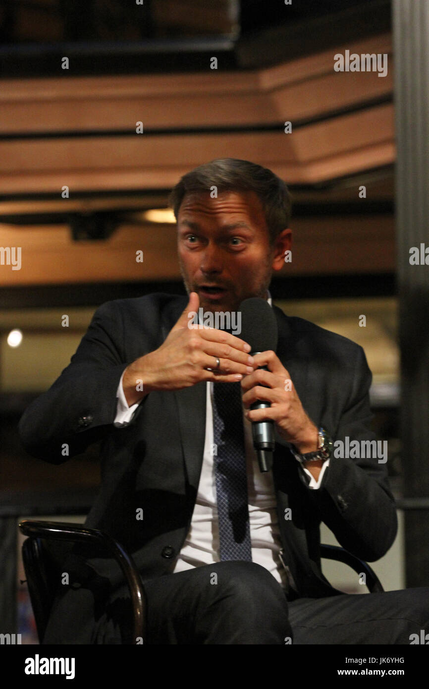 München, Deutschland. 21. Juli 2017. Christian Lindner. Der Führer der FDP (freie demokratische Partei) kam nach München, um die Leute bei Café Luitpold in der Münchner Innenstadt zu sprechen. Er sprach über verschiedene Themen mit dem Journalisten Peter Unfried. Am Ende beantwortet er Fragen von den Menschen. Bildnachweis: Alexander Pohl/Pacific Press/Alamy Live-Nachrichten Stockfoto