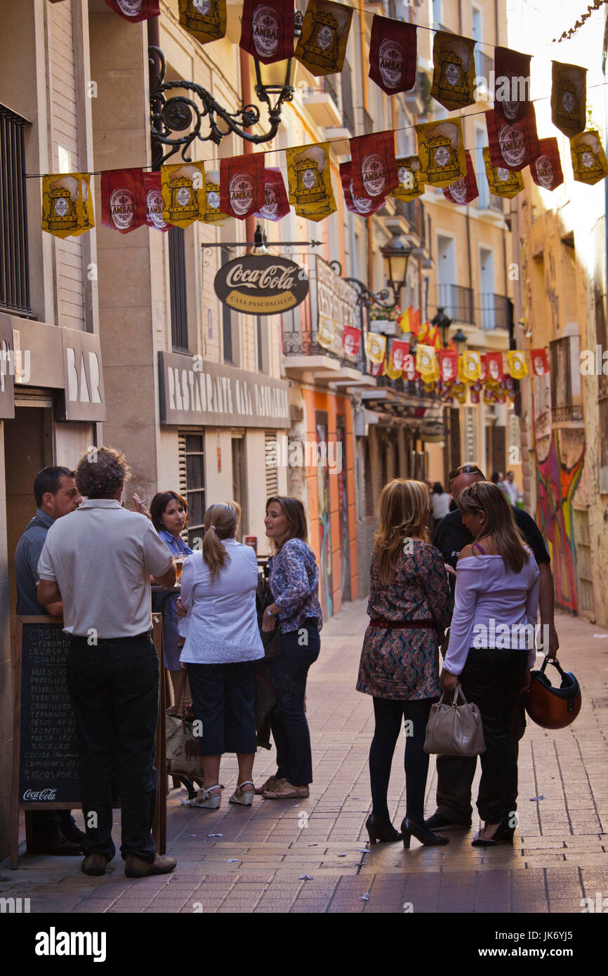 Spanien, Region Aragón, Provinz Saragossa, Zaragoza, El Tubo-Entertainment-Bereich, Menschenmassen auf der Calle De La Libertad Street Stockfoto