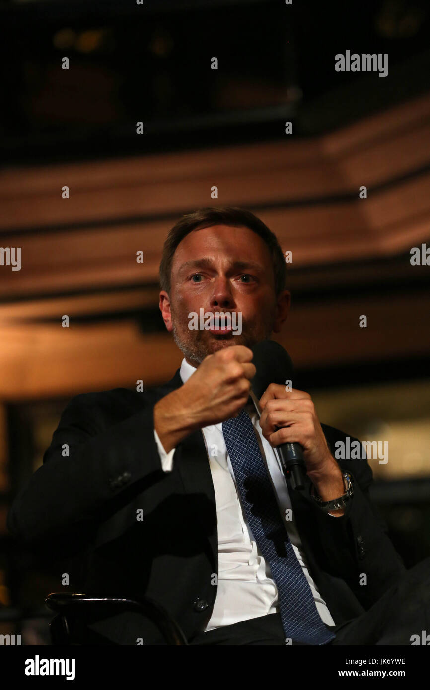 München, Deutschland. 21. Juli 2017. Christian Lindner. Der Führer der FDP (freie demokratische Partei) kam nach München, um die Leute bei Café Luitpold in der Münchner Innenstadt zu sprechen. Er sprach über verschiedene Themen mit dem Journalisten Peter Unfried. Am Ende beantwortet er Fragen von den Menschen. Bildnachweis: Alexander Pohl/Pacific Press/Alamy Live-Nachrichten Stockfoto