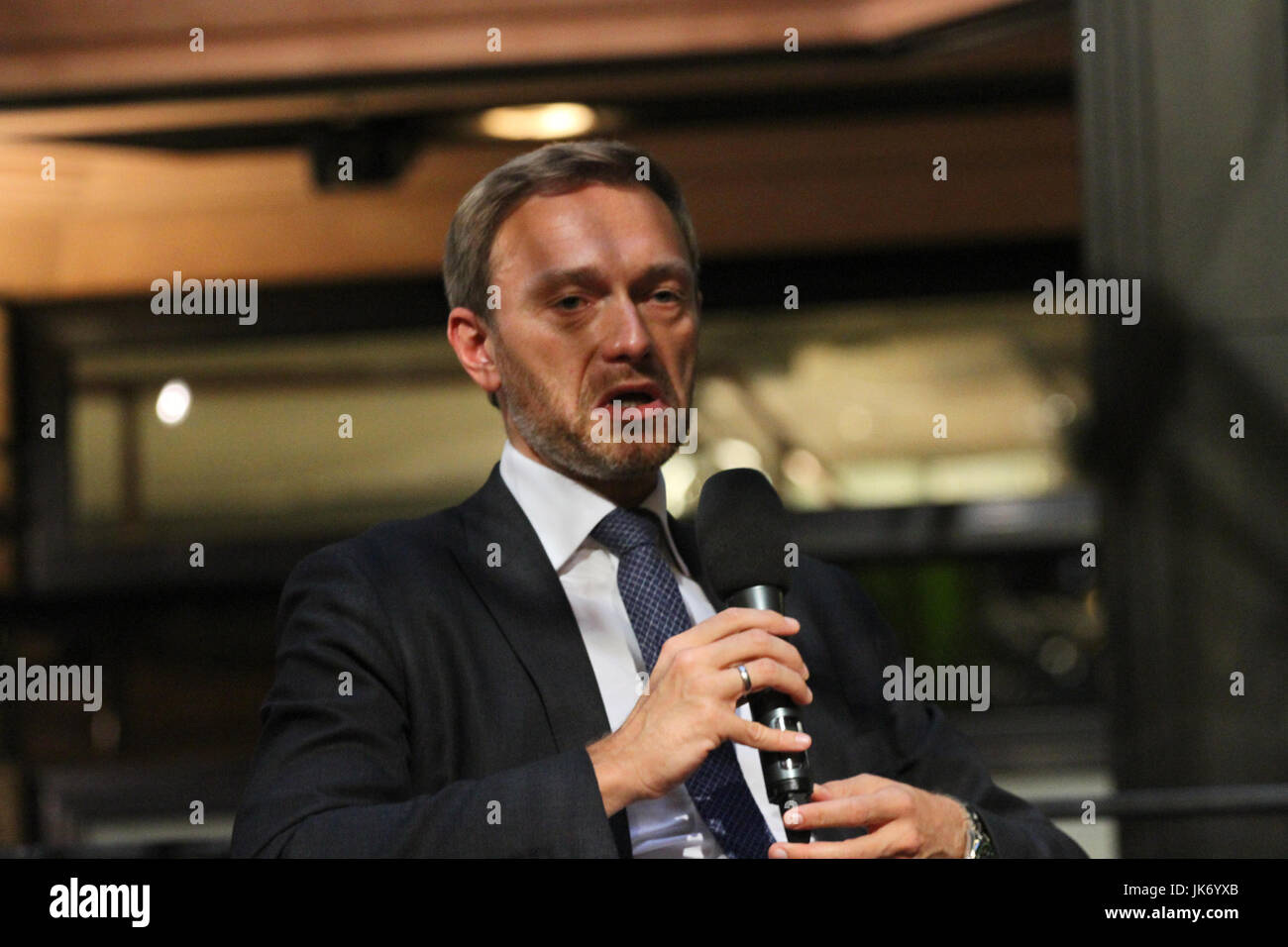 München, Deutschland. 21. Juli 2017. Christian Lindner. Der Führer der FDP (freie demokratische Partei) kam nach München, um die Leute bei Café Luitpold in der Münchner Innenstadt zu sprechen. Er sprach über verschiedene Themen mit dem Journalisten Peter Unfried. Am Ende beantwortet er Fragen von den Menschen. Bildnachweis: Alexander Pohl/Pacific Press/Alamy Live-Nachrichten Stockfoto