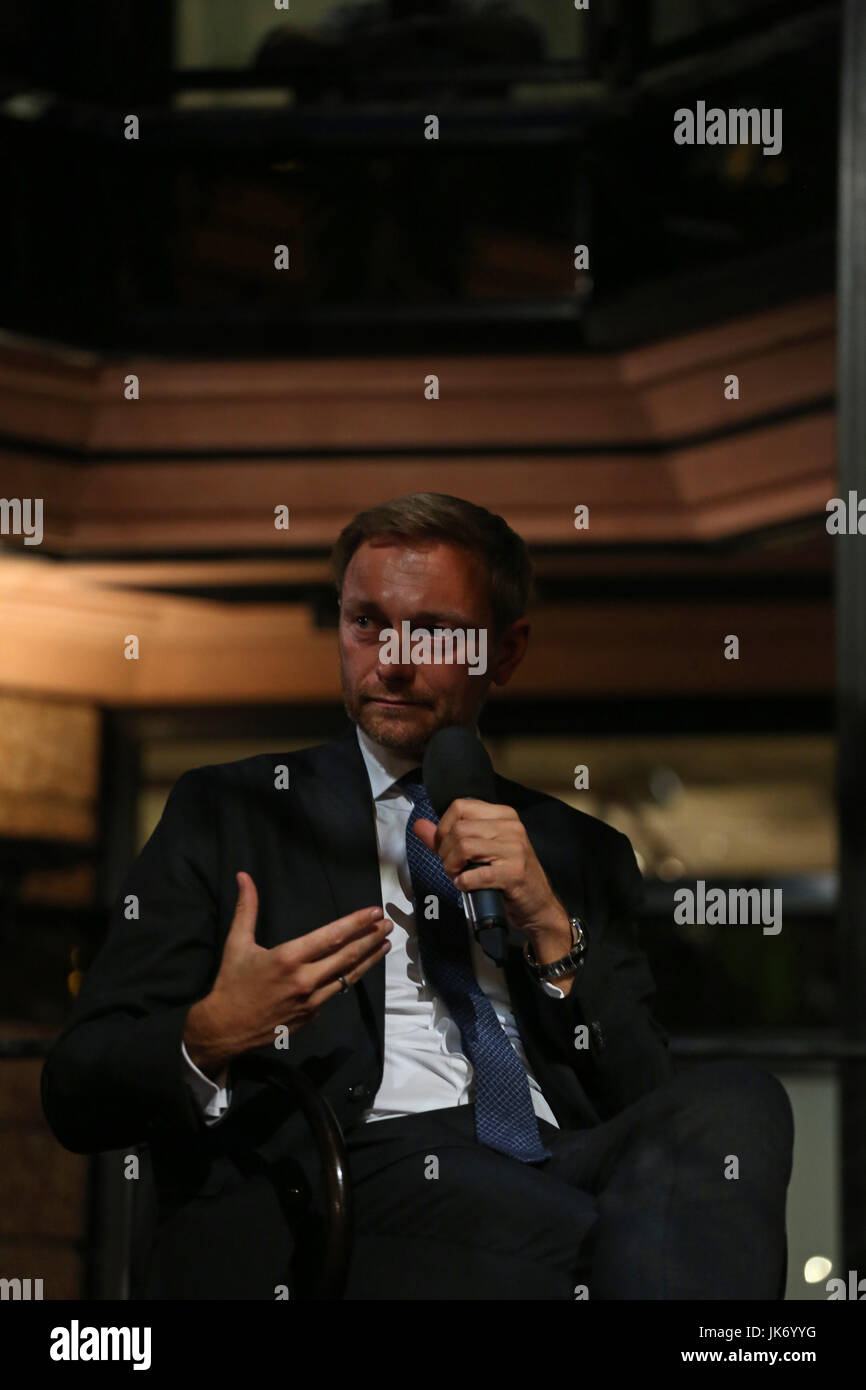 München, Deutschland. 21. Juli 2017. Christian Lindner. Der Führer der FDP (freie demokratische Partei) kam nach München, um die Leute bei Café Luitpold in der Münchner Innenstadt zu sprechen. Er sprach über verschiedene Themen mit dem Journalisten Peter Unfried. Am Ende beantwortet er Fragen von den Menschen. Bildnachweis: Alexander Pohl/Pacific Press/Alamy Live-Nachrichten Stockfoto