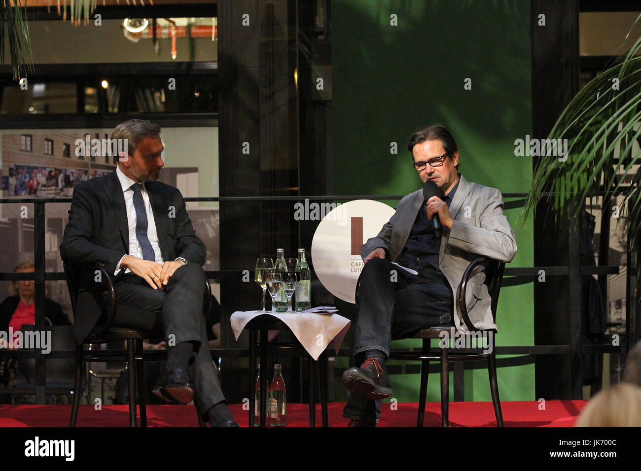 München, Deutschland. 21. Juli 2017. Journalist Peter Unfried und Christian Lindner zu sprechen. Der Führer der FDP (freie demokratische Partei) kam nach München, um die Leute bei Café Luitpold in der Münchner Innenstadt zu sprechen. Er sprach über verschiedene Themen mit dem Journalisten Peter Unfried. Am Ende beantwortet er Fragen von den Menschen. Bildnachweis: Alexander Pohl/Pacific Press/Alamy Live-Nachrichten Stockfoto